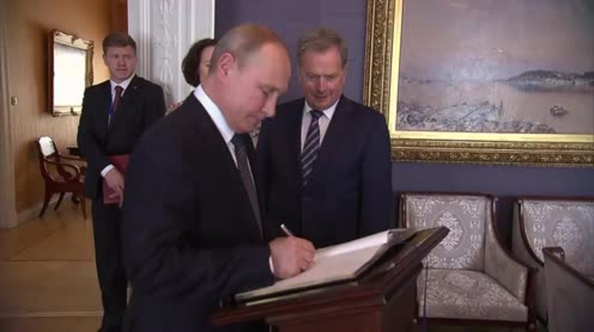 Finlandia: Putin firma en el libro de invitados de honor antes de su reunión con Donald Trump