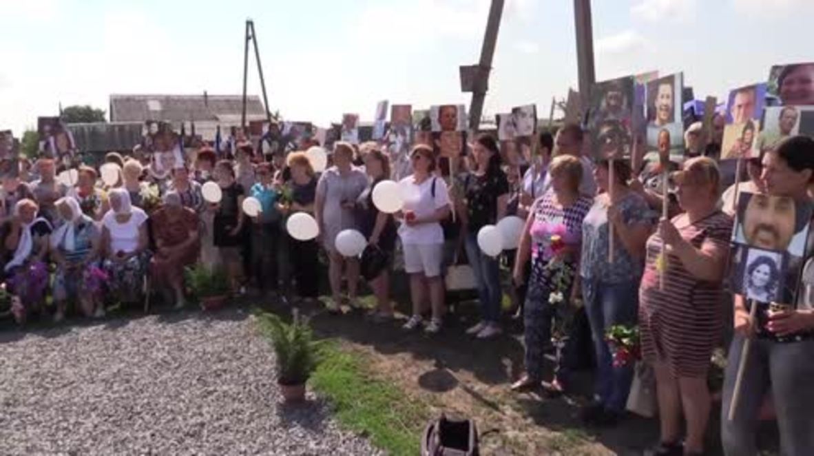 Ukraine: Tributes pour in at MH17 crash site on tragedy's anniversary