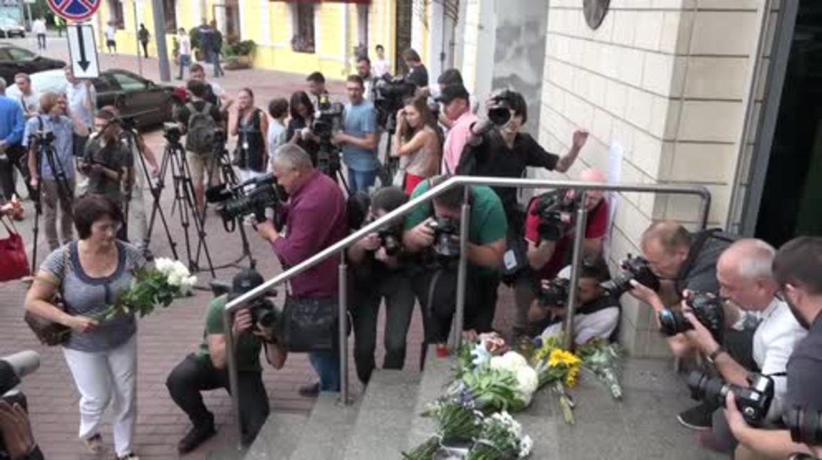 Ucrania: Dolientes rinden homenaje a las víctimas del MH17 cerca de la embajada holandesa