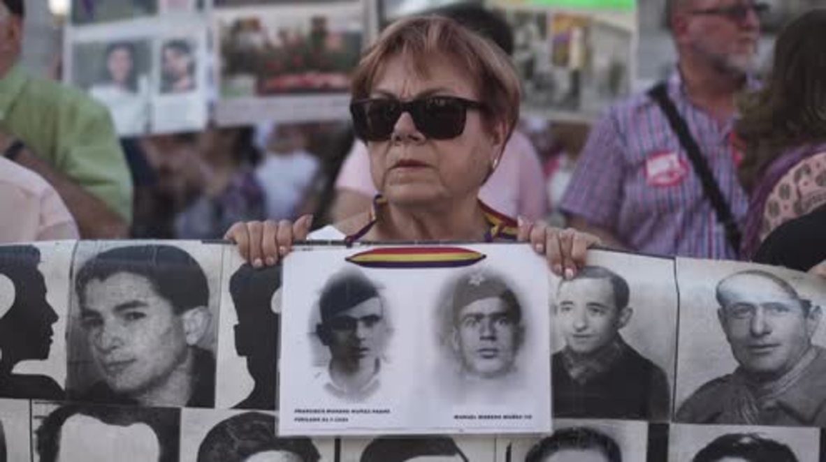 España: Cientos de personas piden justicia para las víctimas del franquismo