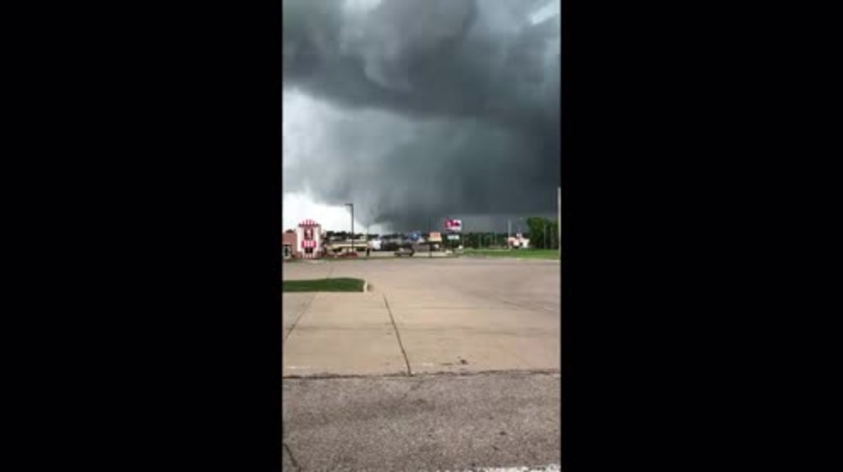 EE.UU.: Un tornado barre Marshalltown dejando un rastro de destrucción