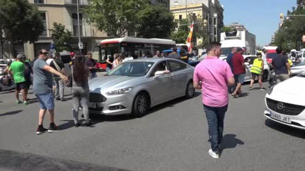 Spain: Barcelona taxi drivers protest against ride-hailing apps