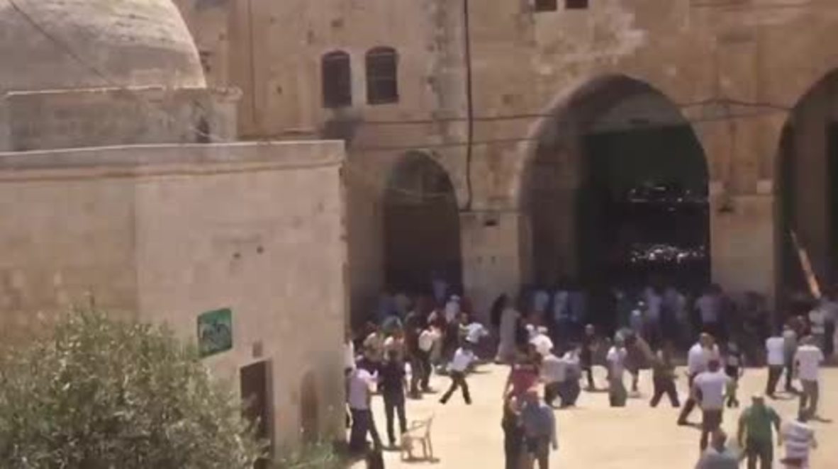 Jerusalén Este: Las fuerzas de seguridad israelíes se enfrentan con los palestinos en la mezquita Al-Aqsa