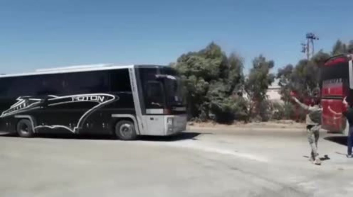 Siria: Los militantes abandonan Jubata al-Khashab en autobuses tras el acuerdo de reconciliación