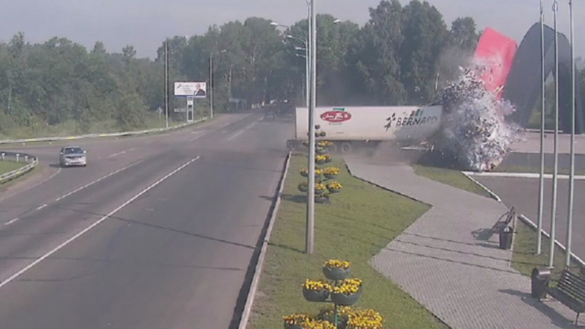 Moment truck crashes into Russian city sign, killing driver