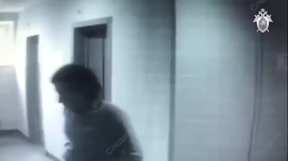 Rusia: Imágenes de CCTV muestran a una de las hermanas rusas tras matar a su padre por abusar de ellas