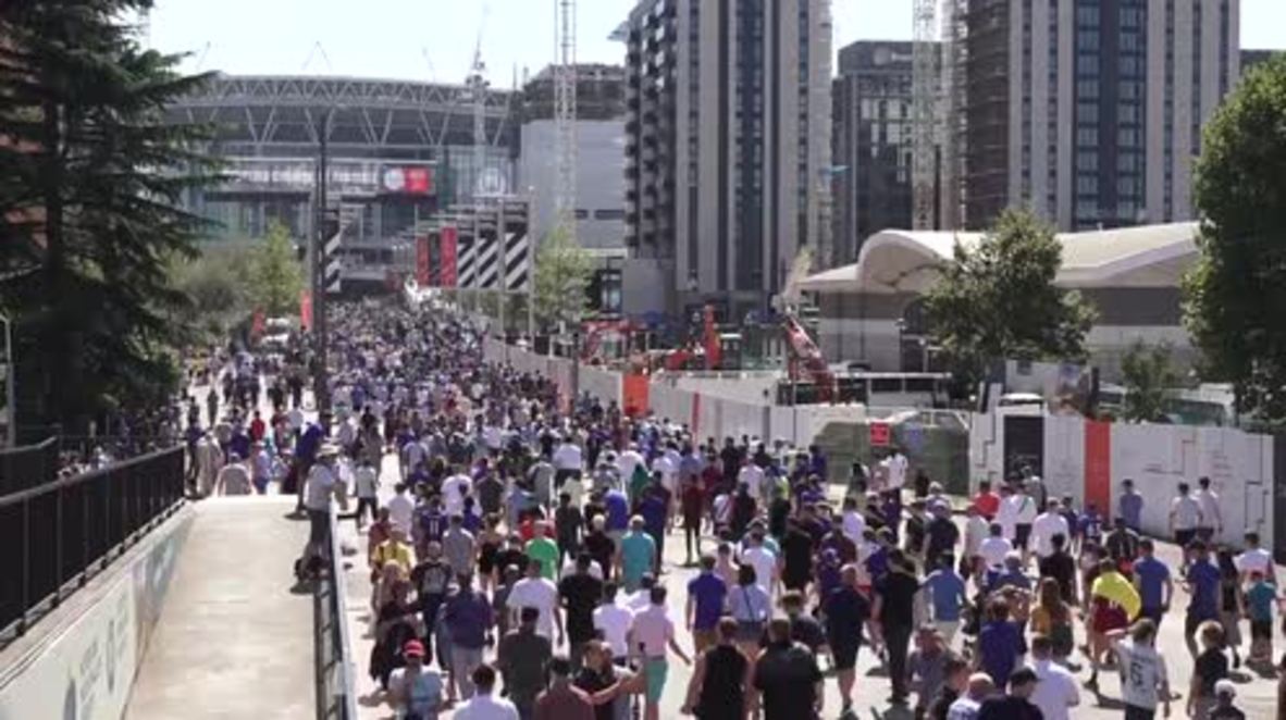 UK: Fans flood into Wembley ahead of City v Chelsea final