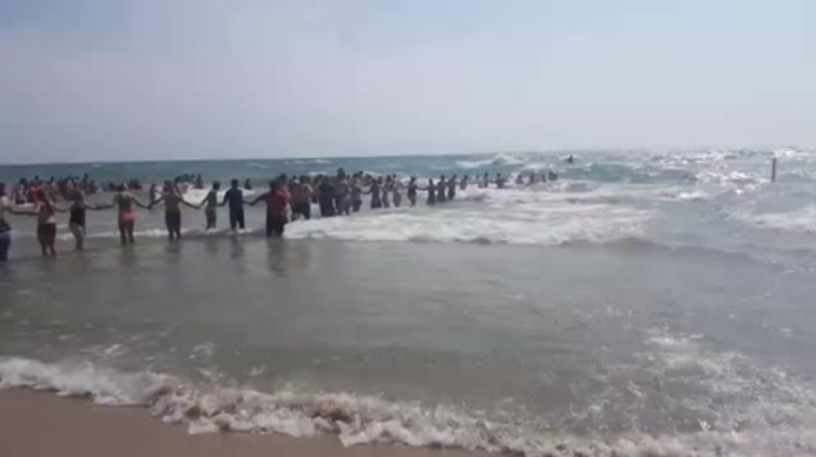 EE. UU.: Bañistas forman una cadena humana para rescatar a un nadador