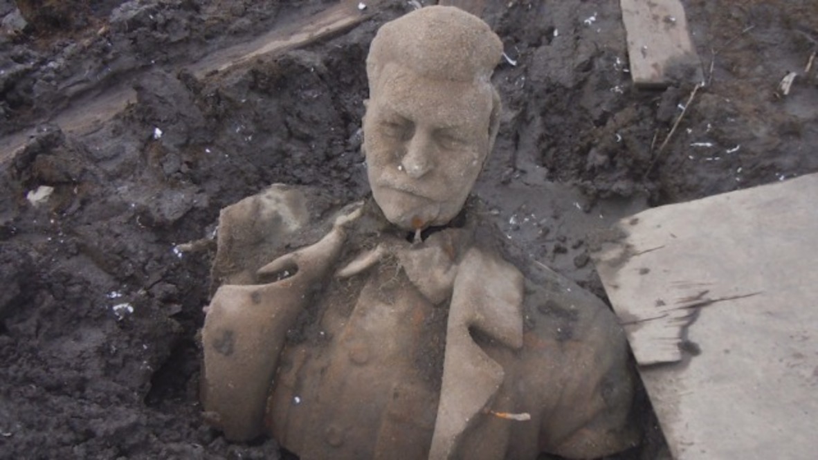 Rusia: Descubren el torso de una estatua de Stalin en un estanque de la región de Cheliábinsk