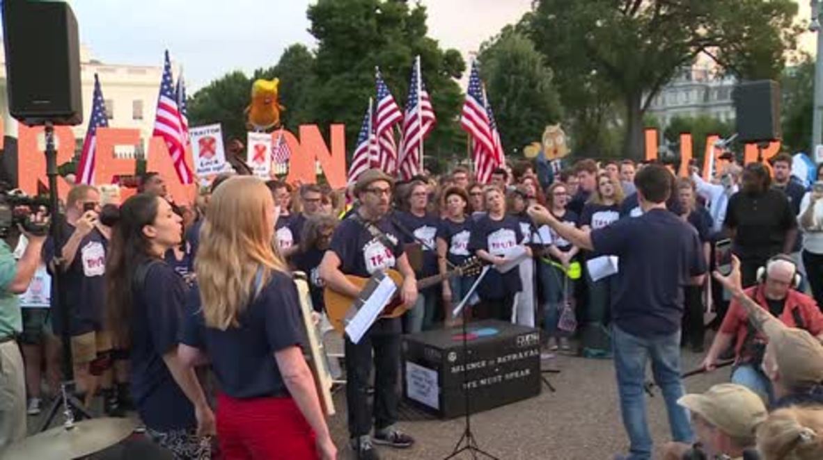 USA: Rosie O'Donnell leads Broadway cast in anti-Trump protest
