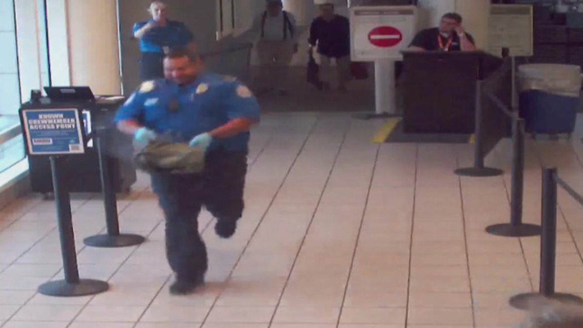 USA: Fearless TSA officers removes smoking bag from airport