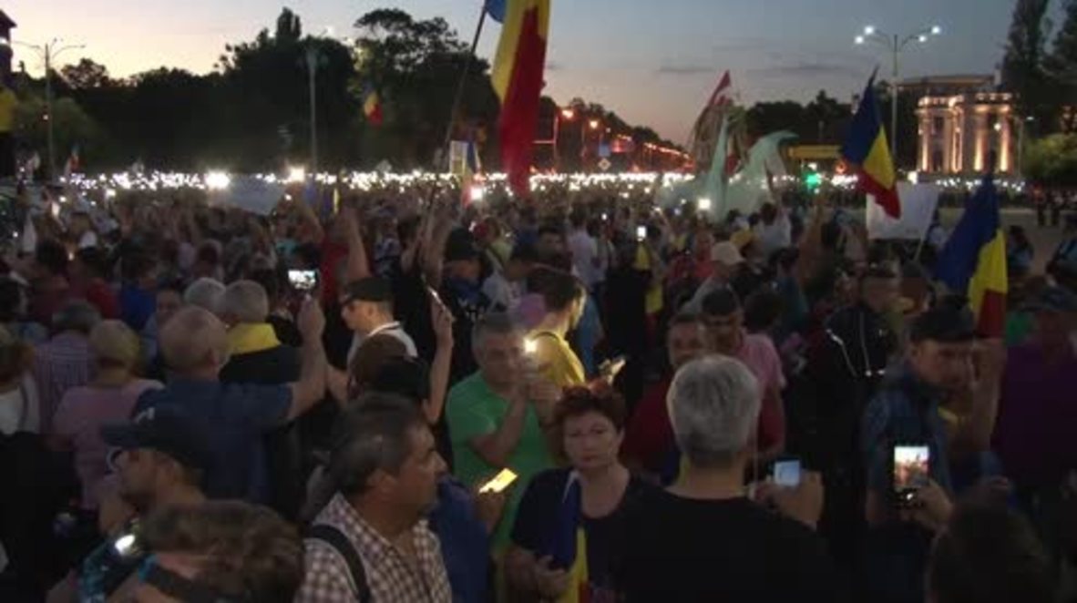 Romania: Anti-govt. rally continues as night falls on Bucharest