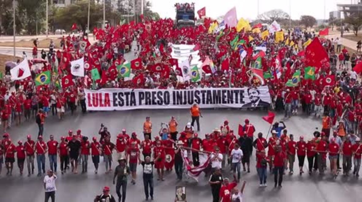 Brazil: Thousands march as jailed Lula registers for president