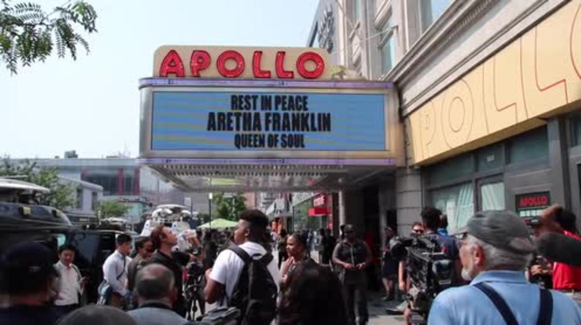 USA: Aretha Franklin fans gather at iconic New York theatre