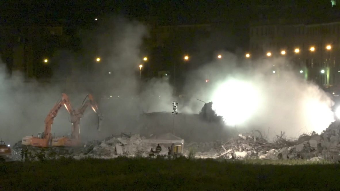 Italia: Excavadoras derriban la parte insegura del puente de Génova