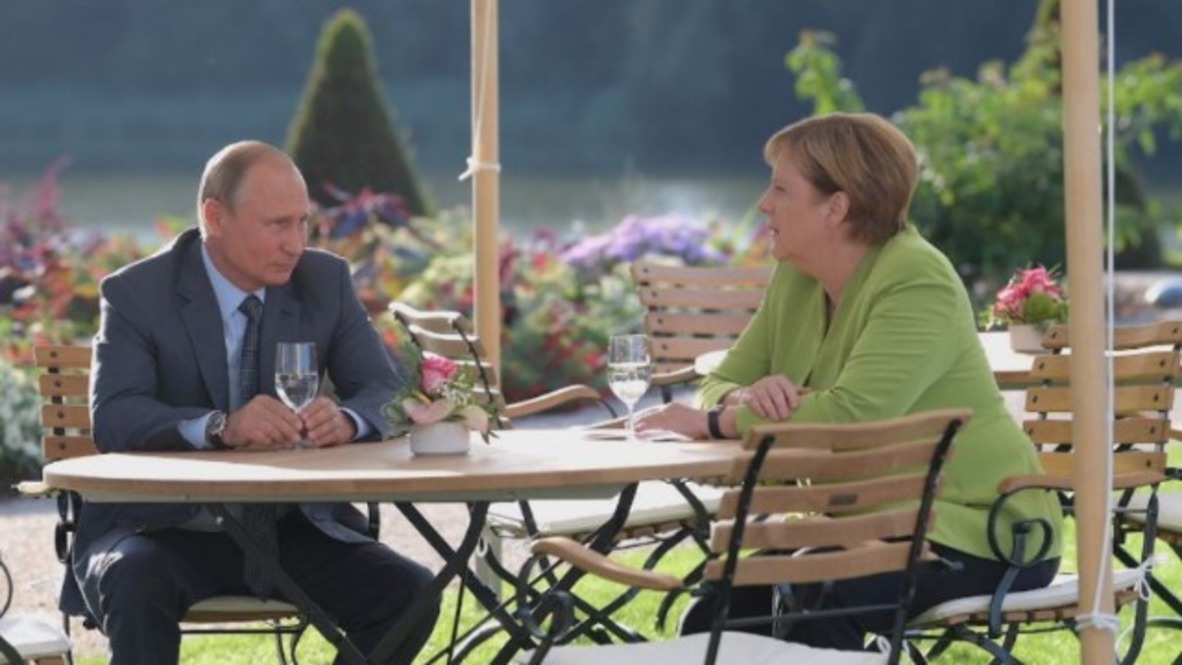 Alemania: Prost! Putin y Merkel disfrutan de una bebida en el sol * FOTOGRAFÍAS *