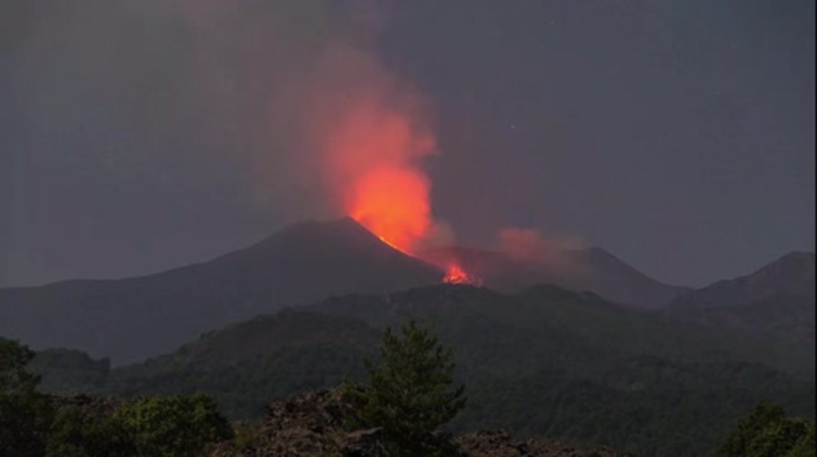 Italy: Mount Etna spits out fire and lava after thunderous revival