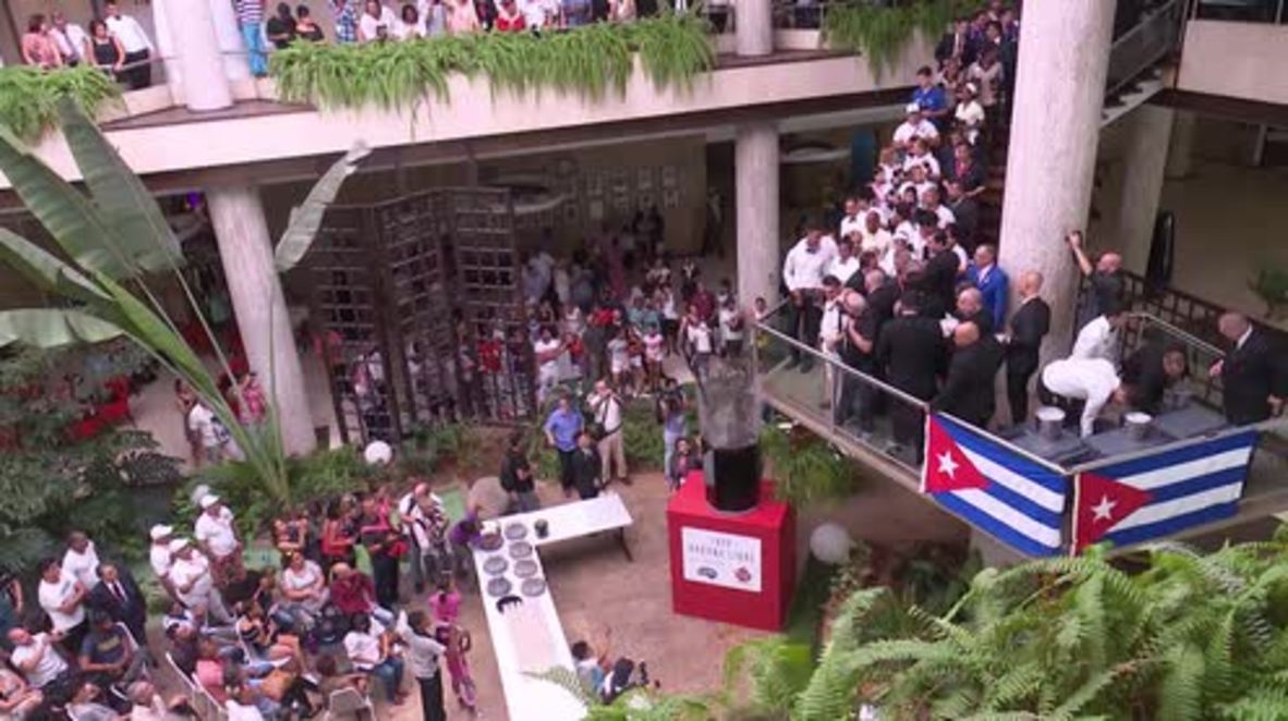 Cuba: Bartenders mix world's largest Cuba Libre in Havana