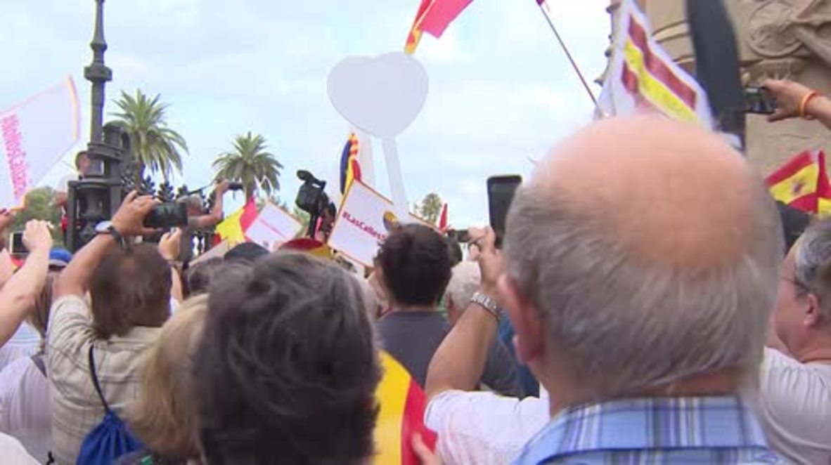 España: Unionistas españoles agreden a un cámara tras confundirle con un miembro de la televisión pública catalana