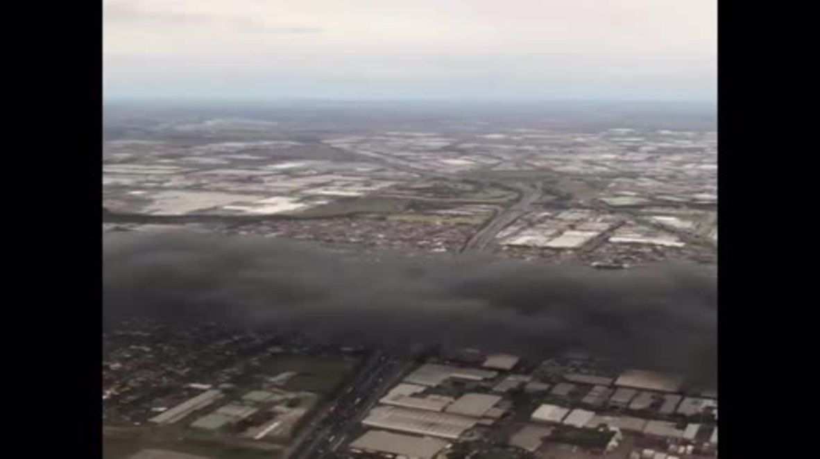 Australia: Explosion and factory fire sends smoke billowing over Melbourne