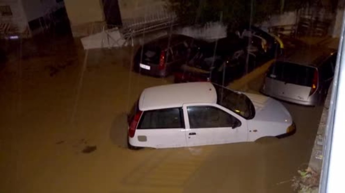 Italy: Torrential rain sees floods submerge cars in Province of Verona