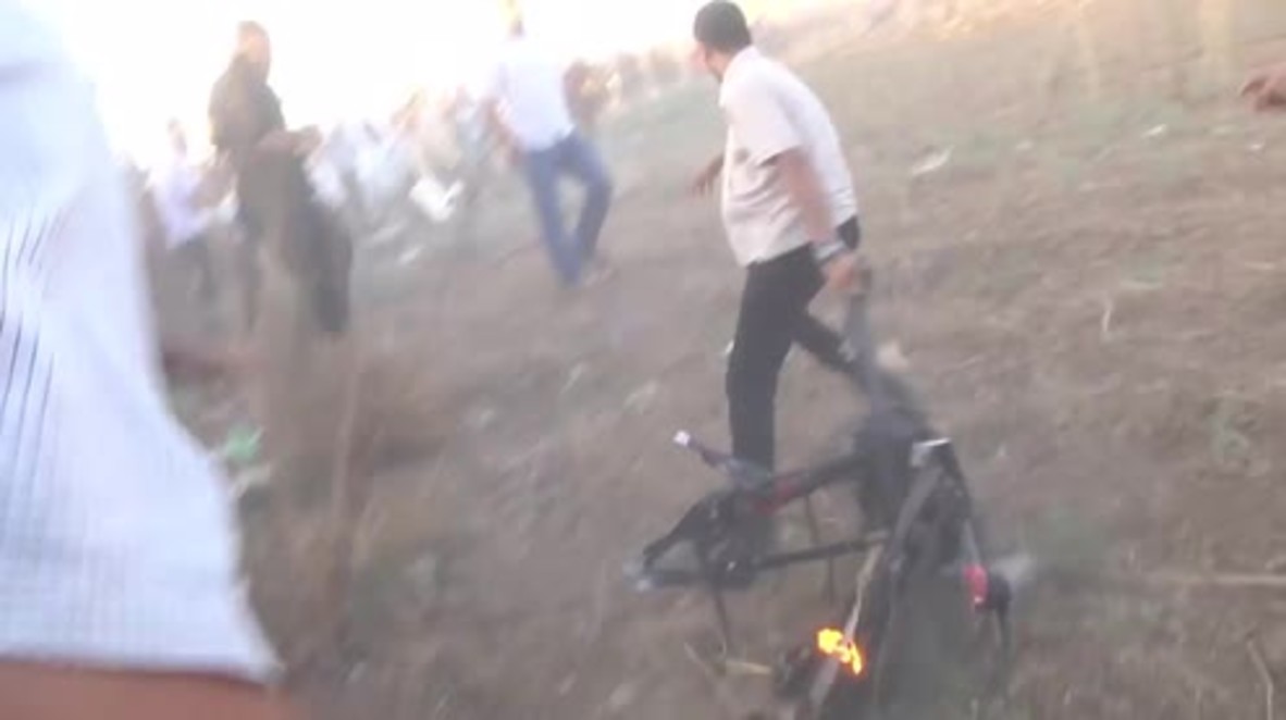 Estado de Palestina: Manifestantes recogen dron de gas lacrimógeno antes de su explosión