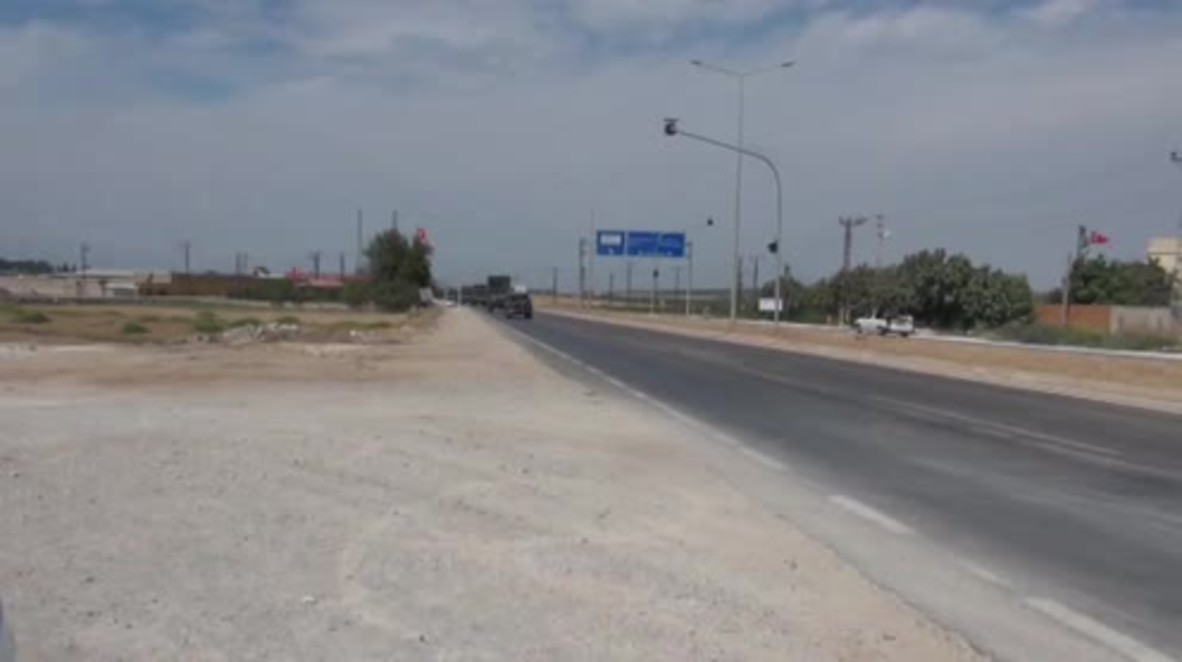 Turquía: Un convoy militar turco se dirige a la frontera siria junto a la región de Idlib