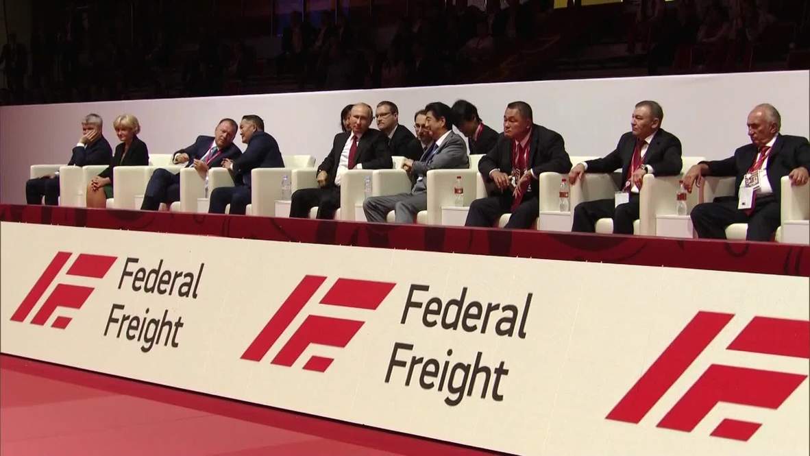 Rusia: Putin y Abe bromean durante una competencia de judo