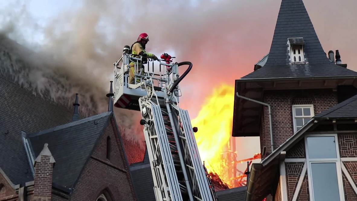 Países Bajos: Columnas de humo se elevan desde una iglesia en llamas