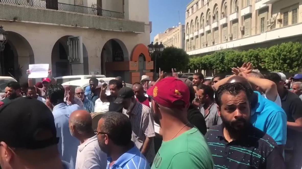 Libya: Dozens of protesters call for President to step aside