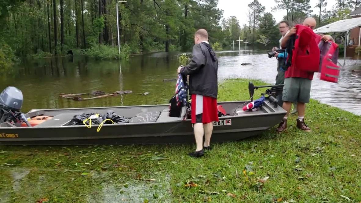 USA: Civilians rescue trapped residents from flooded NC town