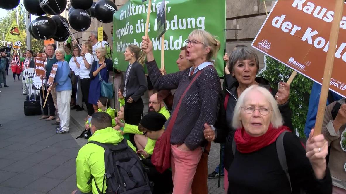 Germany: Anti-coal protesters rally outside Energy Ministry