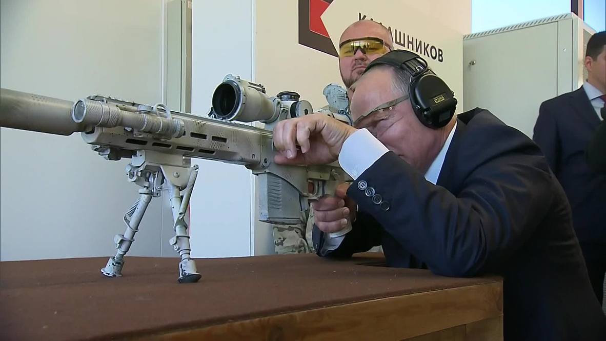 Russia: Putin tests Kalashnikov's latest sniper's rifle