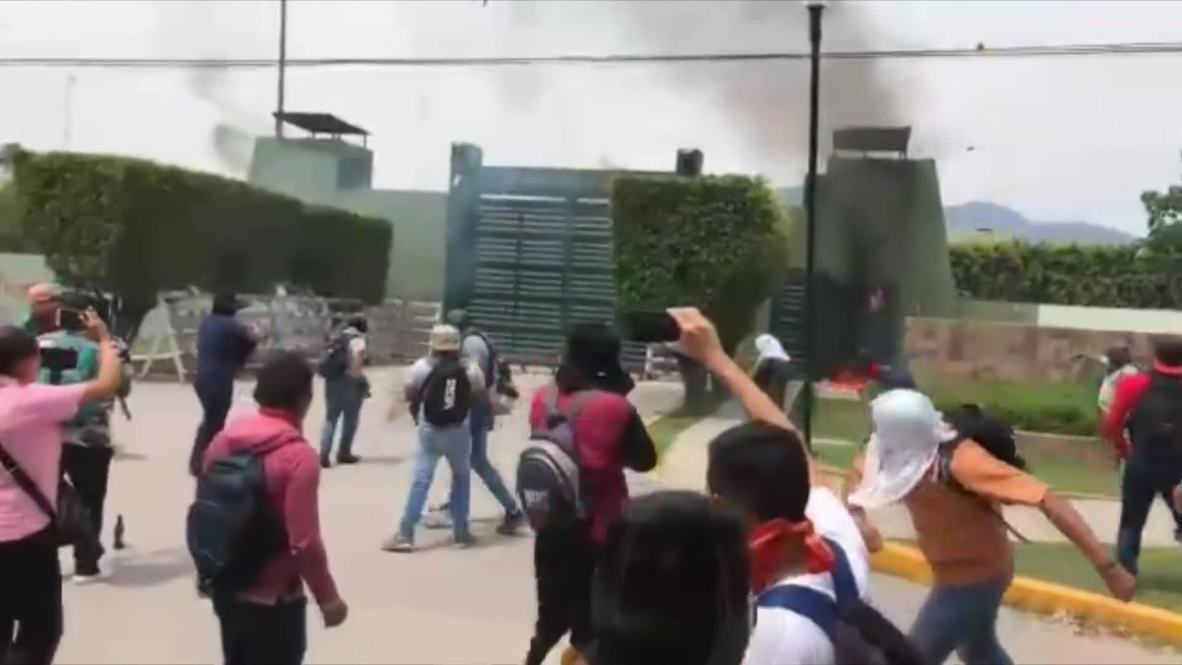 México: Atacan un cuartel militar mexicano durante las protestas por los 43 estudiantes desaparecidos