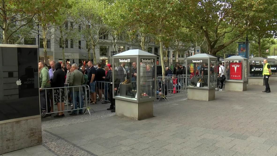 Germany: Berliners queue for days to nab new iPhone XS