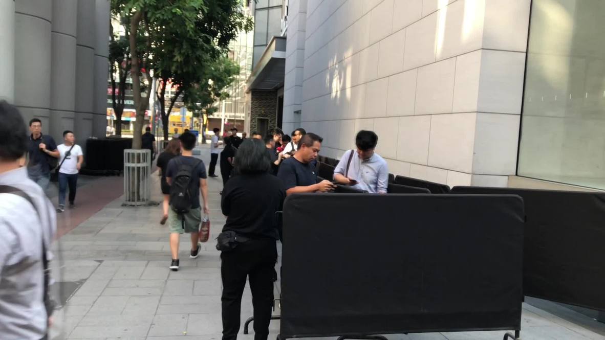 Hong Kong: Tech fans swamp Apple Store following iPhone XS launch