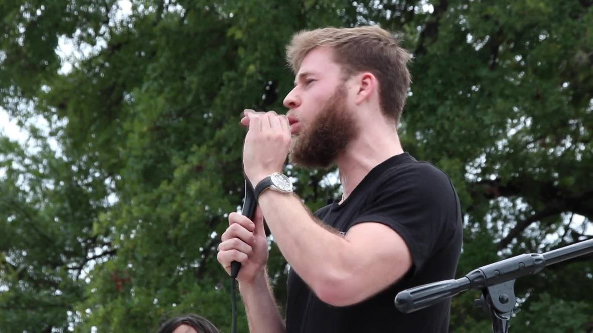 EE.UU.: El grupo ultraderechista Patriot Prayer organiza una manifestación en apoyo de Alex Jones