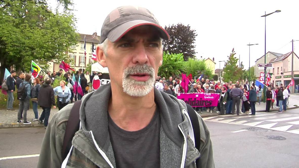 Francia: Manifestantes marchan contra la visita de Marine le pen a su localidad