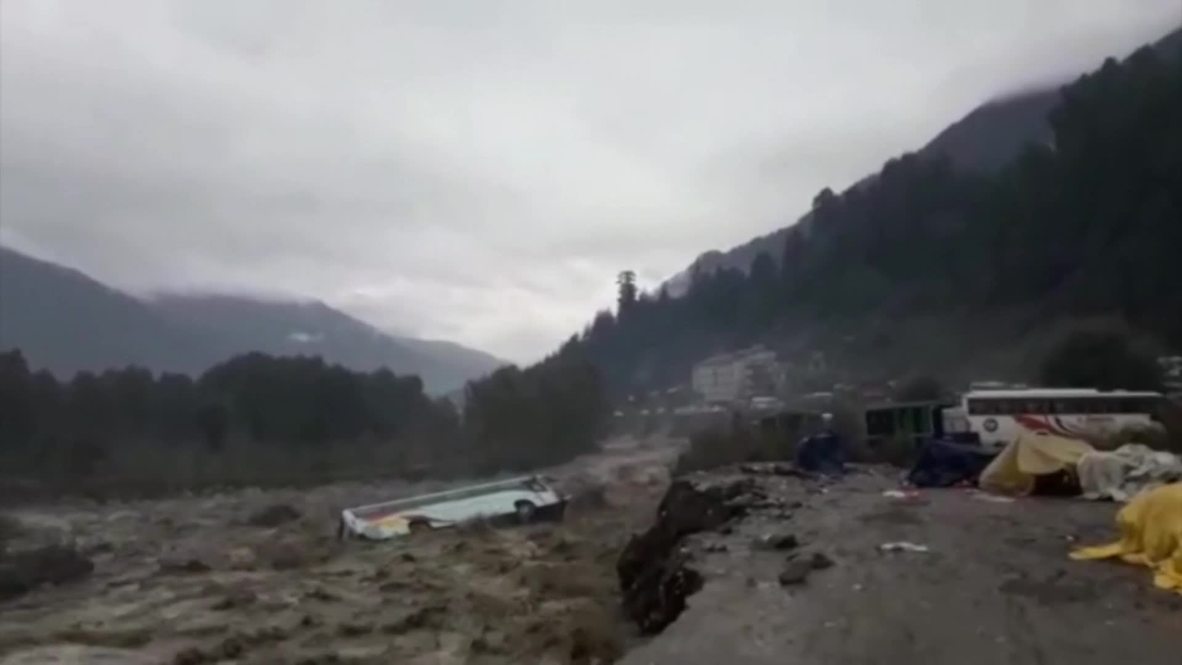 India: Las inundaciones arrastran un autobús y otros vehículos mientras continúan las lluvias torrenciales en la India