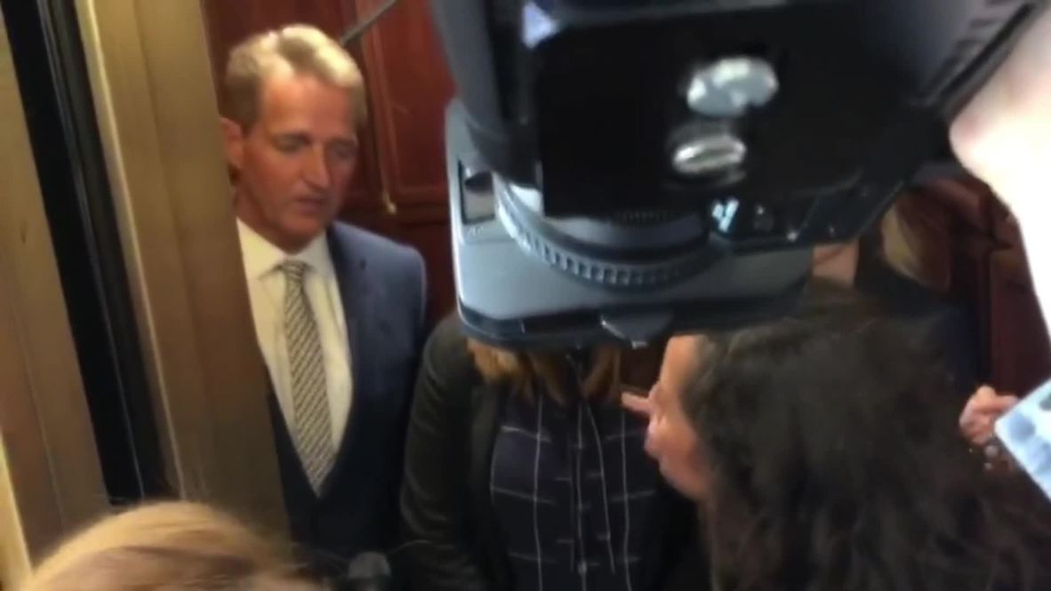 USA: Republican senator cornered in lift over Kavanaugh confirmation