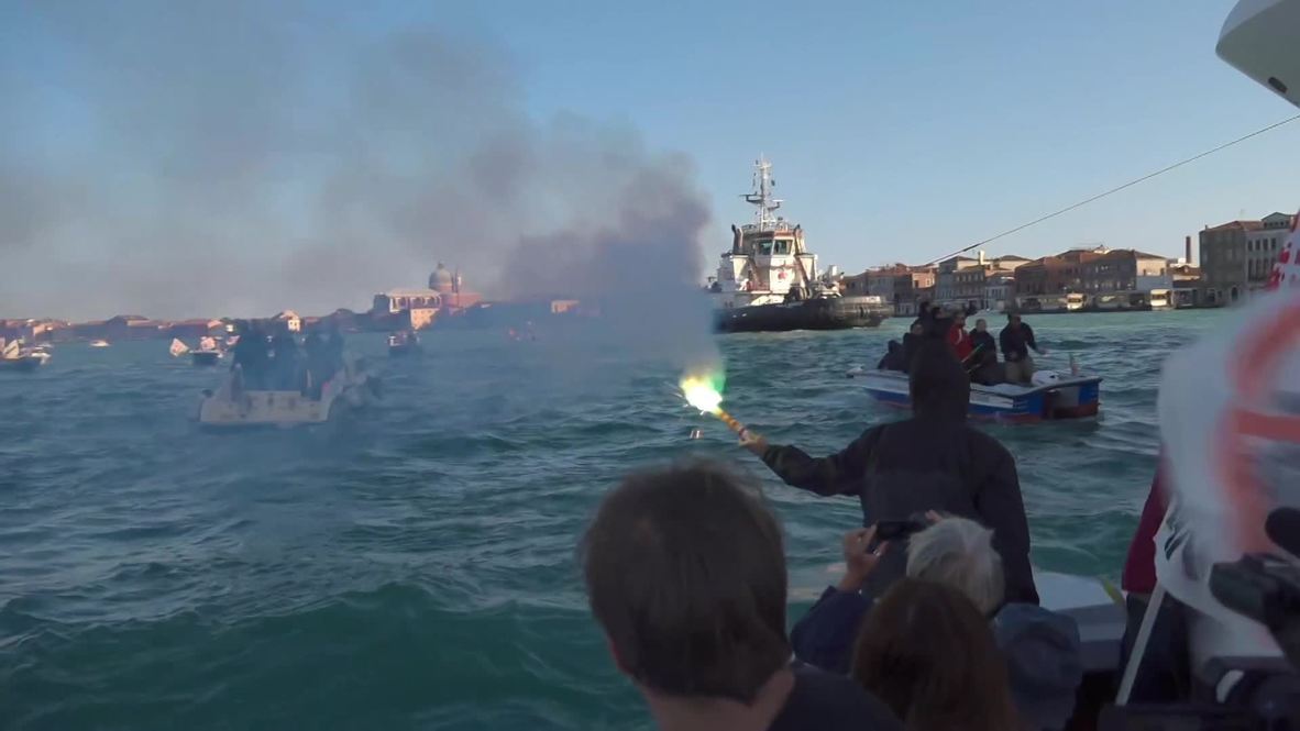Italy: Anti-cruise ship protesters launch fireworks at luxury liner in Venice
