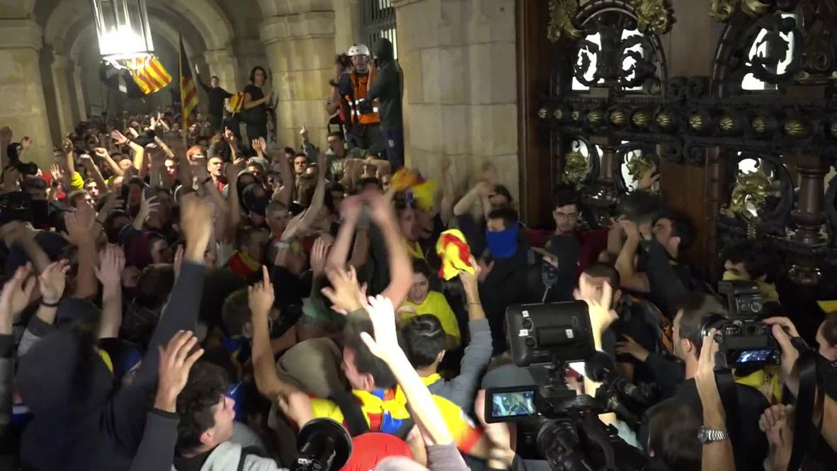 Spain: Separatist protest turns violent on referendum anniversary