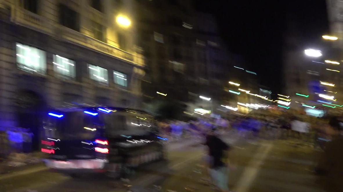 España: La policía antidisturbios carga contra los activistas independentistas en el aniversario del referéndum catalán