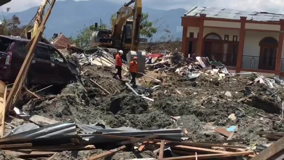 Indonesia: Edificios derruidos y montañas de escombros salpican Palu tras el terremoto y el posterior tsunami