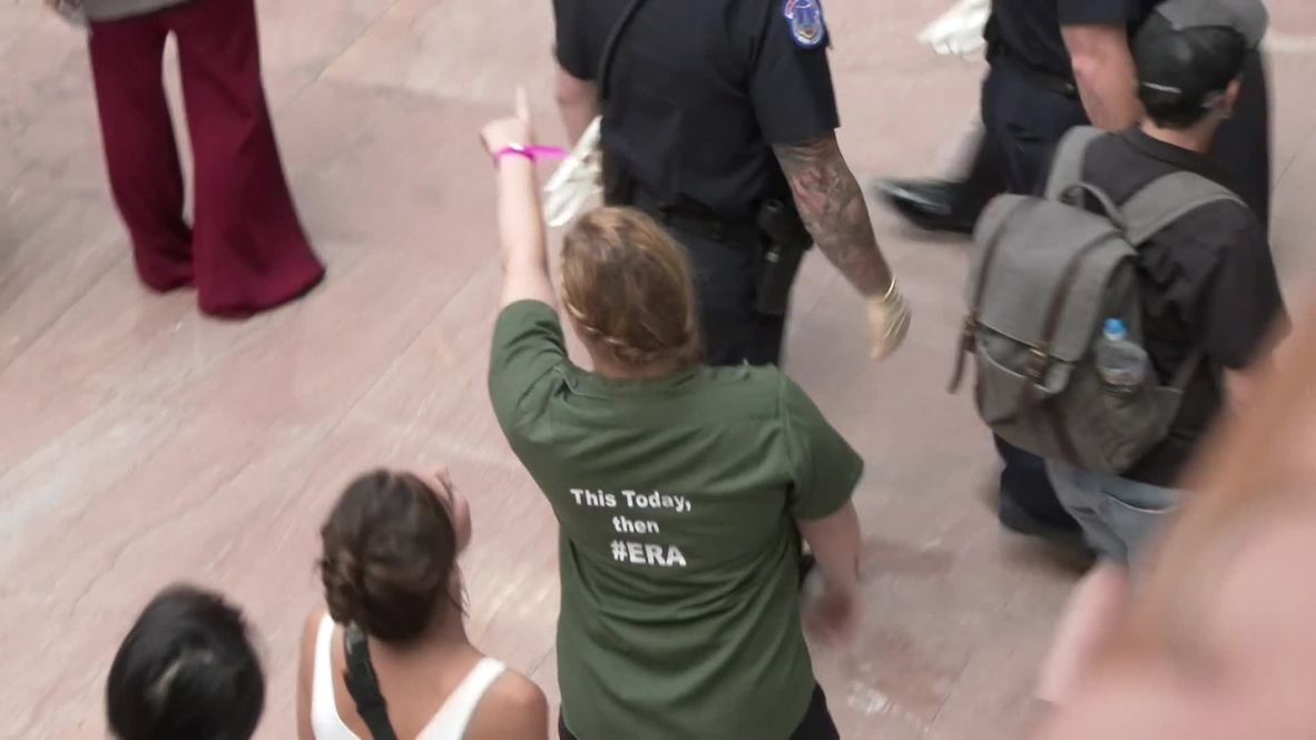 EE. UU.: Amy Schumer y Emily Ratajkowski detenidas en la protesta contra Kavanaugh