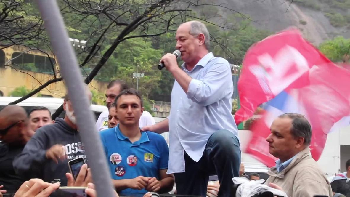Brasil: Ciro Gomes se reúne con sus partidarios en una favela de Río antes de la votación presidencial