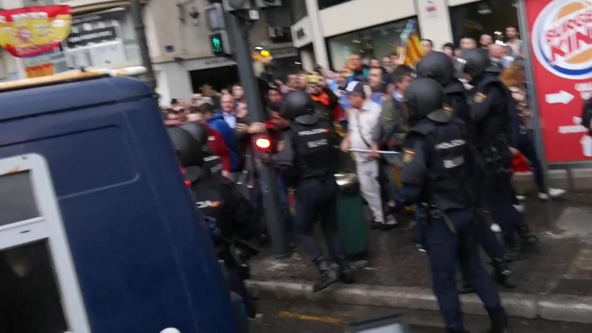 Spain: Police confront far-right groups at Valencia Day parade