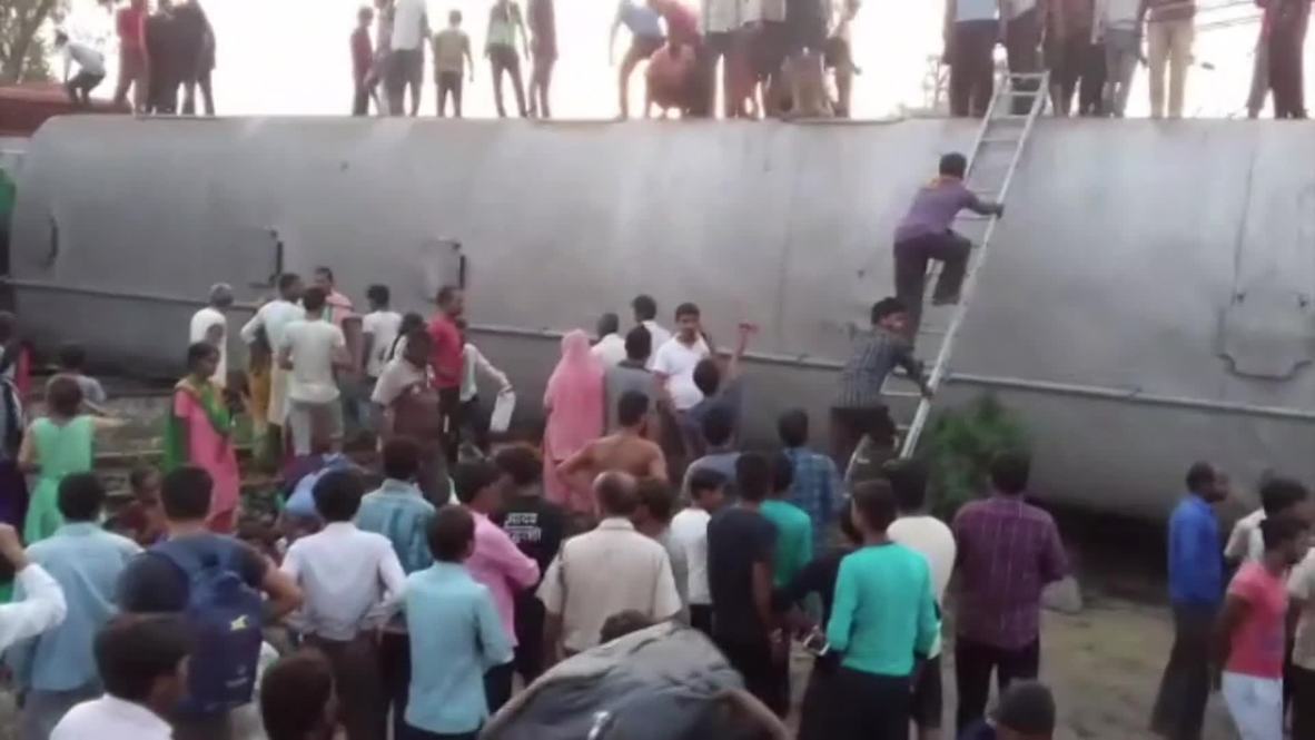 India: Al menos 7 muertos al descarrilar un tren en Uttar Pradesh *EXPLÍCITO*