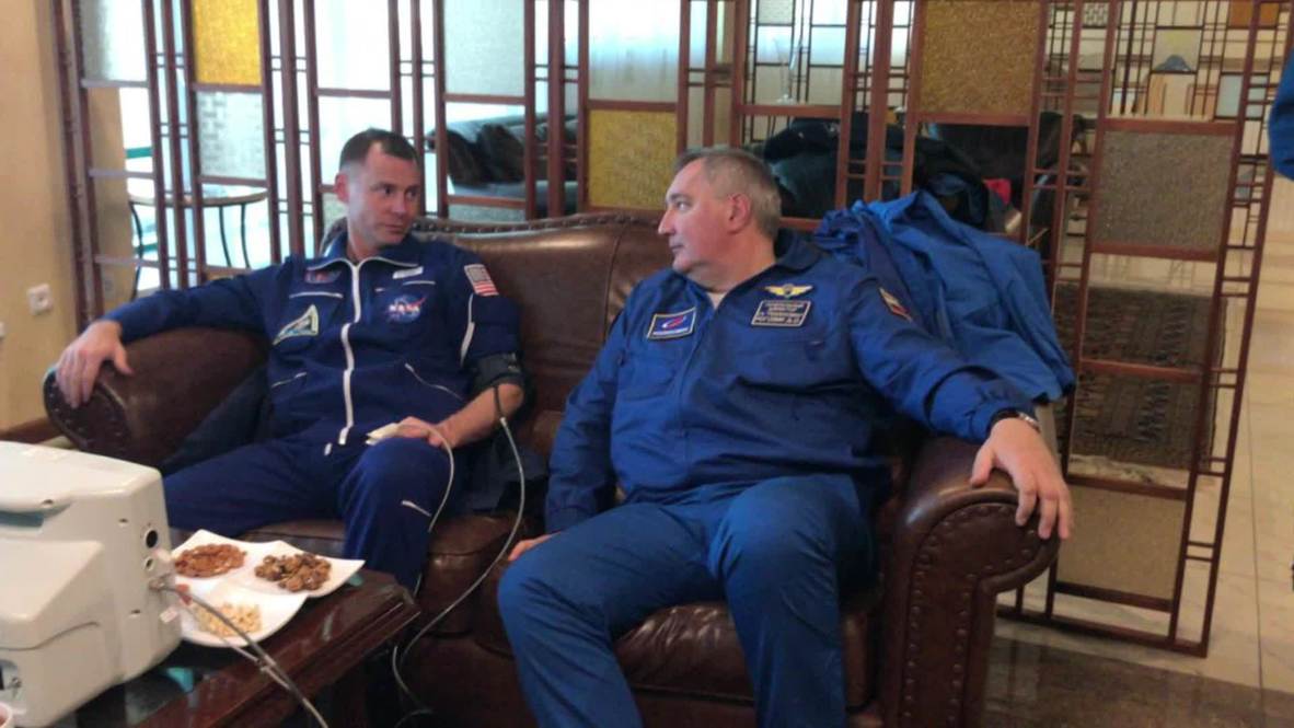 Kazakhstan: Images show cosmonauts alive and well after launch failure *STILLS*