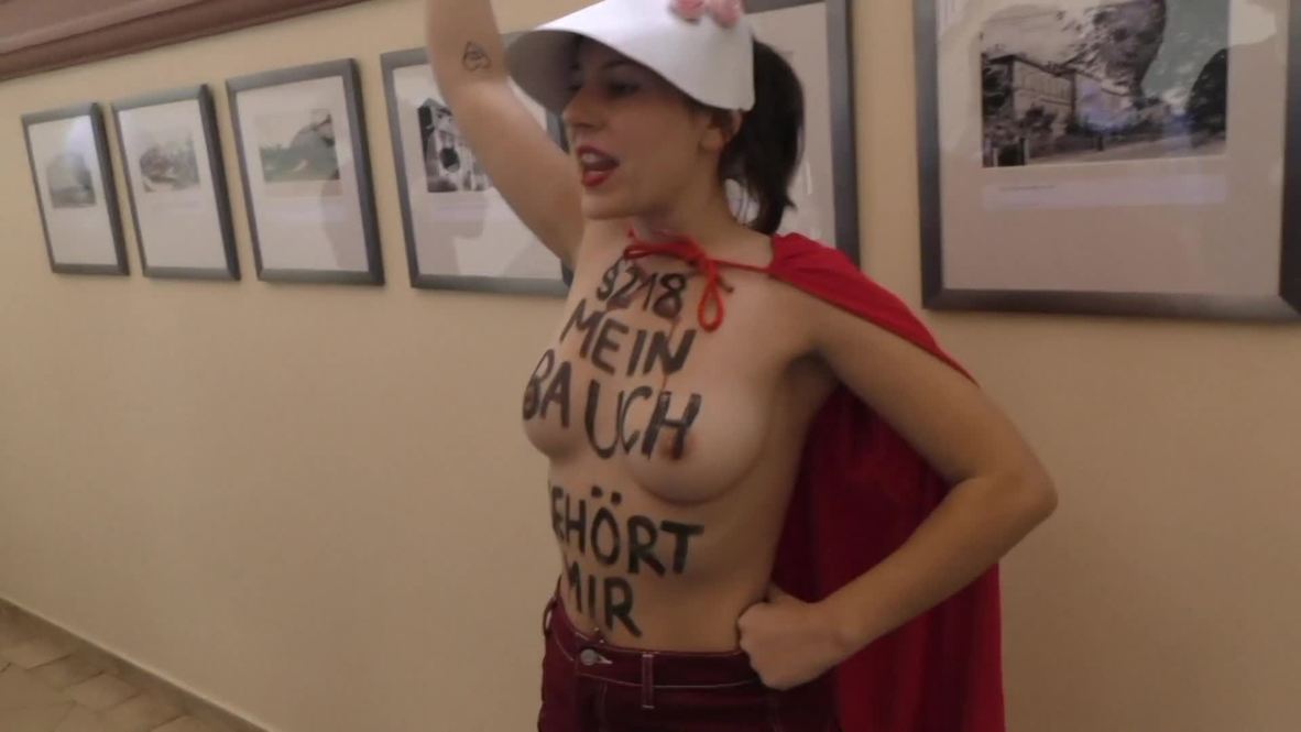 Alemania: Manifestantes toples protestan a favor de una ginecóloga que promocionaba abortos